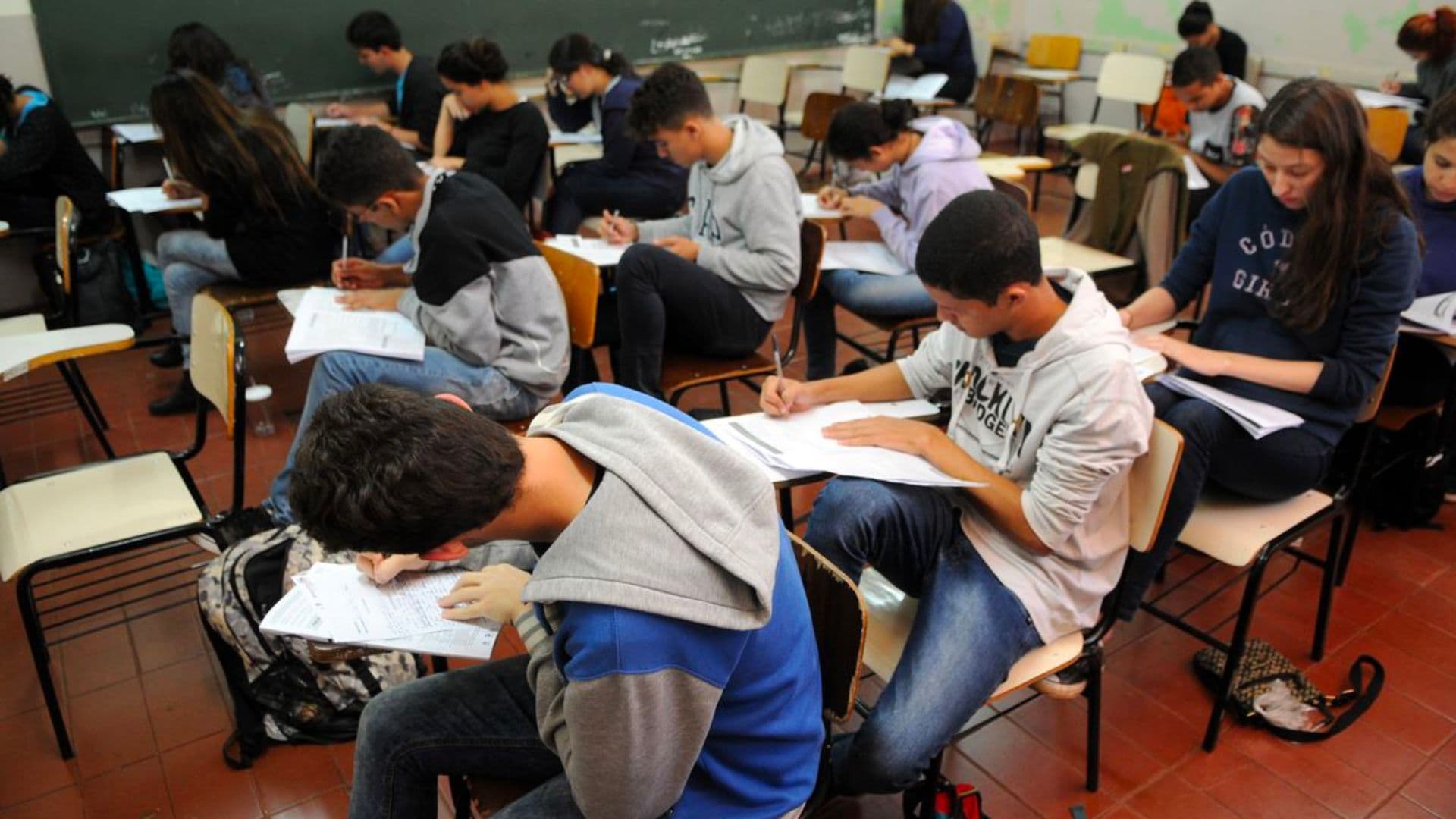 Alunos do ensino médio em escola brasileira.