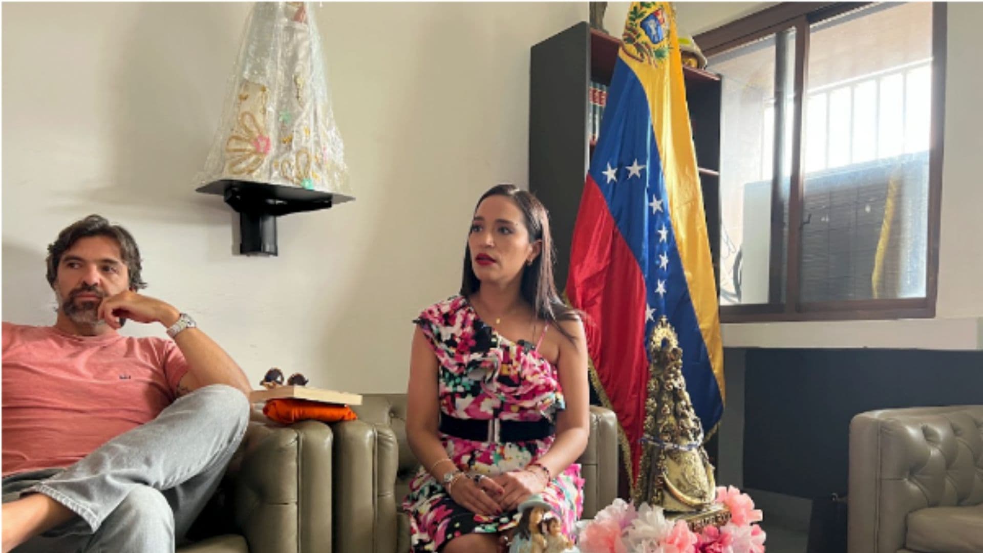 Bruno Musa e Maya Liberdad na sede do partido Voluntad Popular.