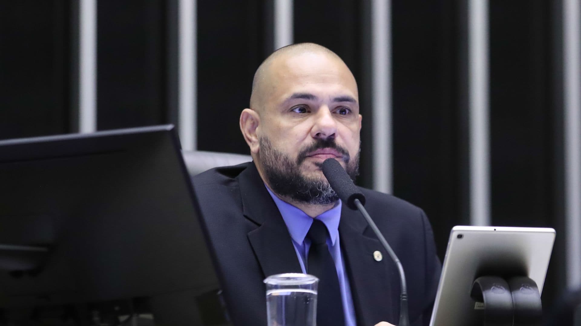 Parlamentar discursando
