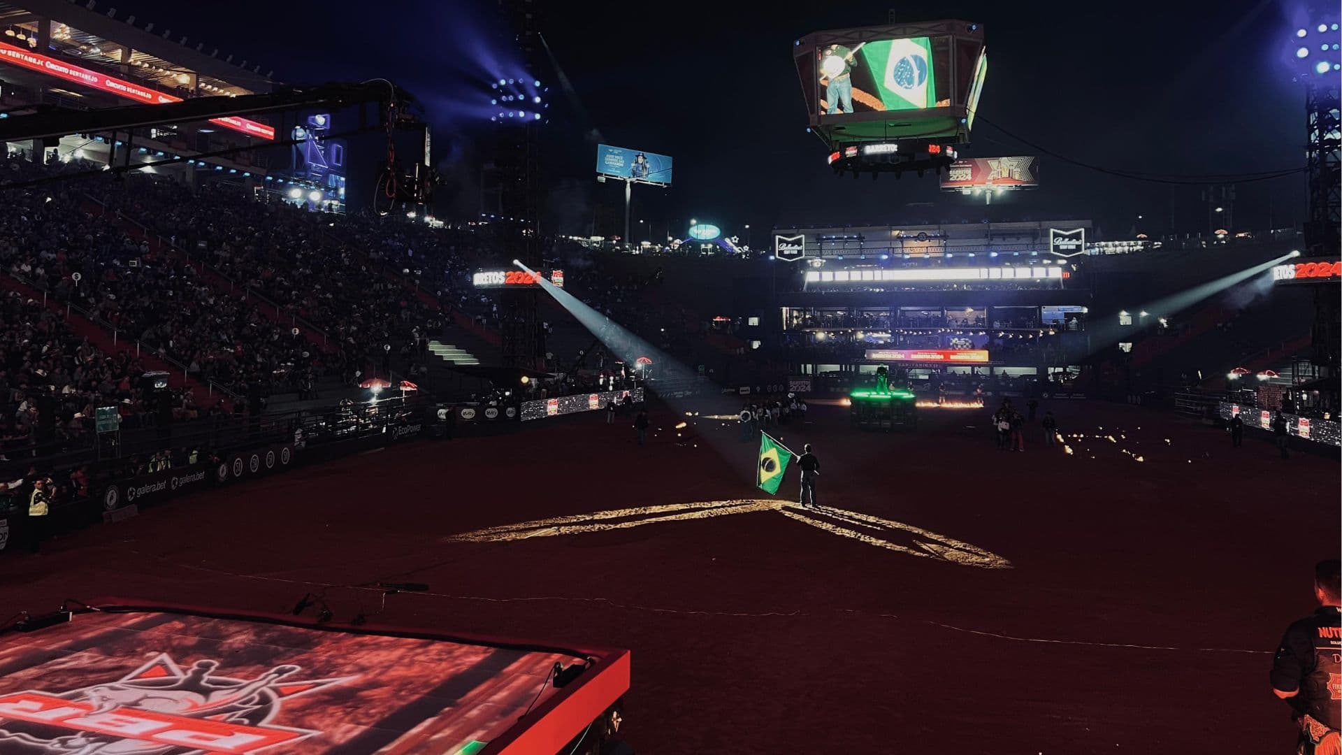 O Cavaleiro das Américas carrega a bandeira do Brasil na Festa do Peão de Barretos.