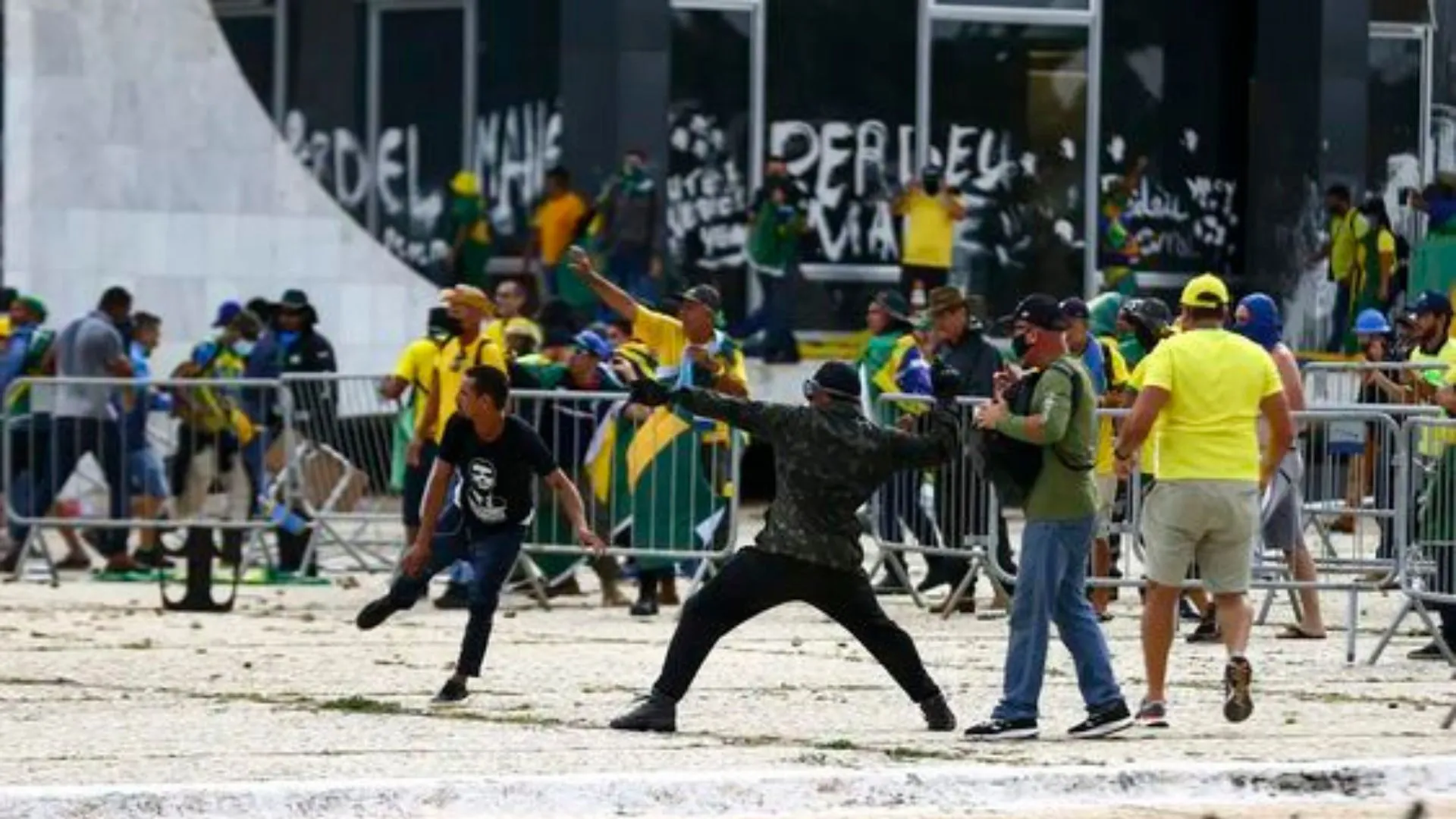 Conflito na praça dos três poderes em Brasília