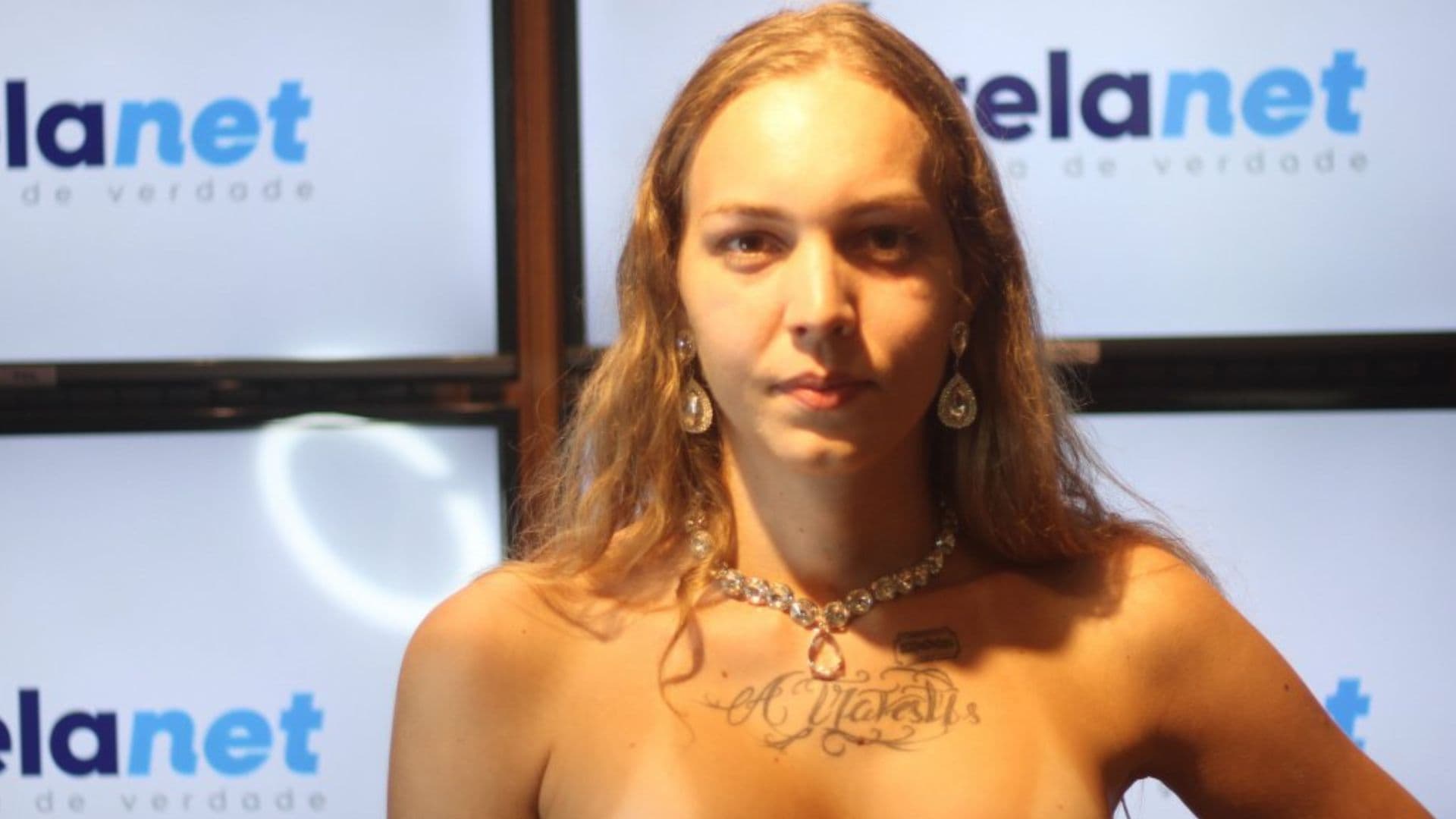 A travesti Tertuliana Lustosa fazendo performance pornográfica em evento na Universidade Federal do Maranhão