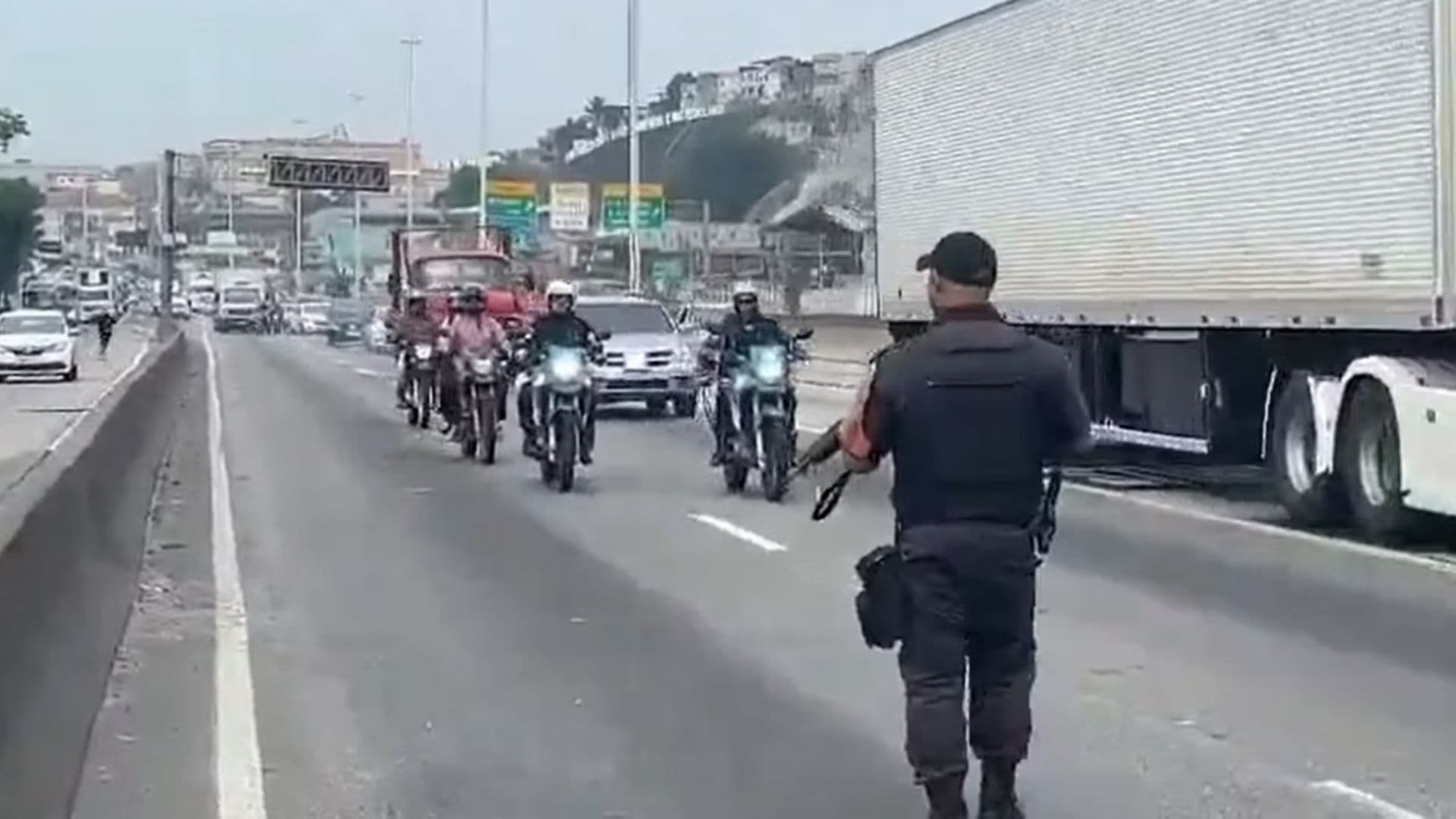 Polícia na Av. Brasil após o tiroteio.