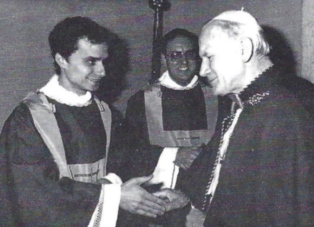 Foto histórica revela encontro do novo papa Leão XIV com São João Paulo II em 1982