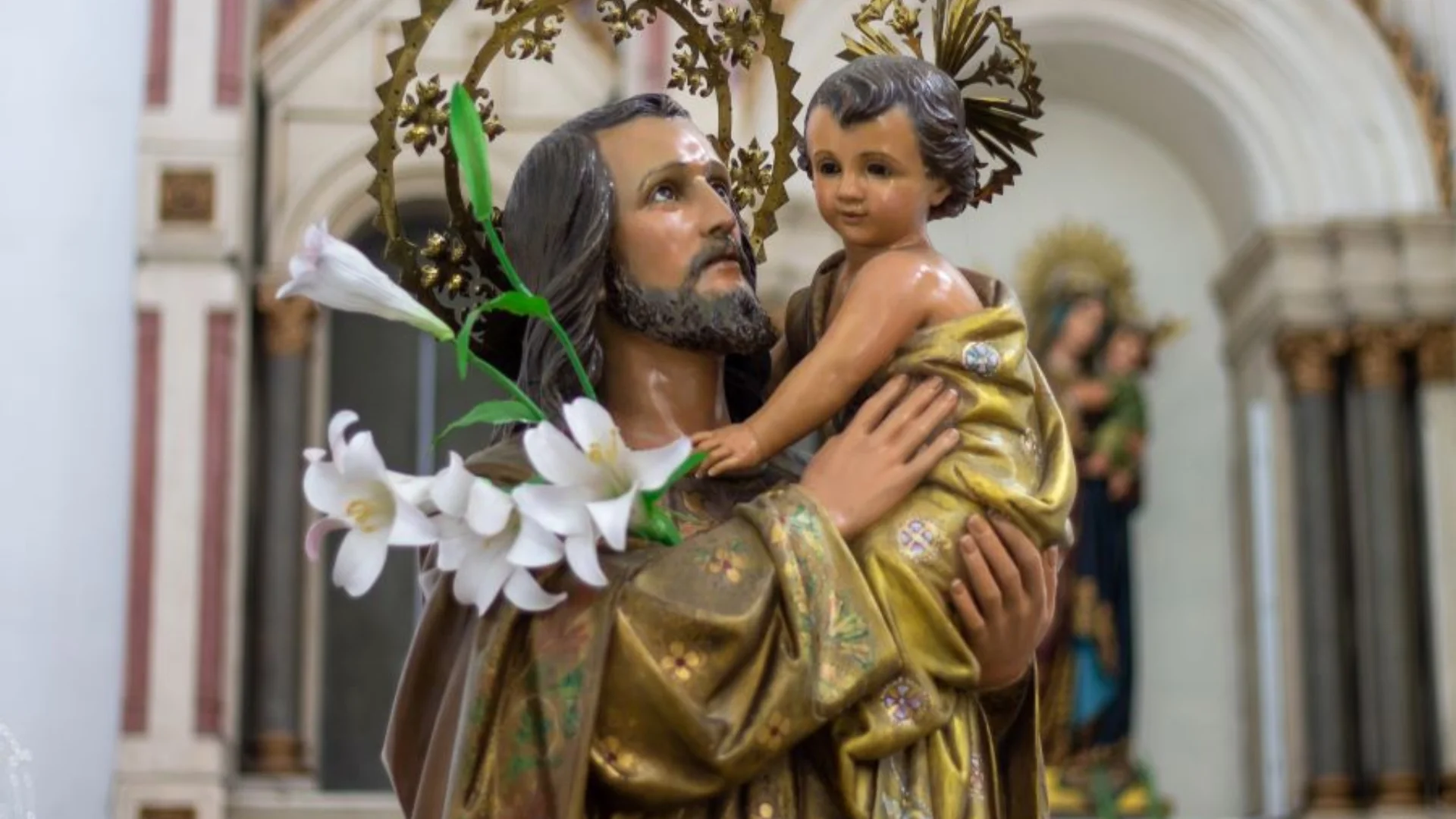 São José segura O Menino Jesus. 