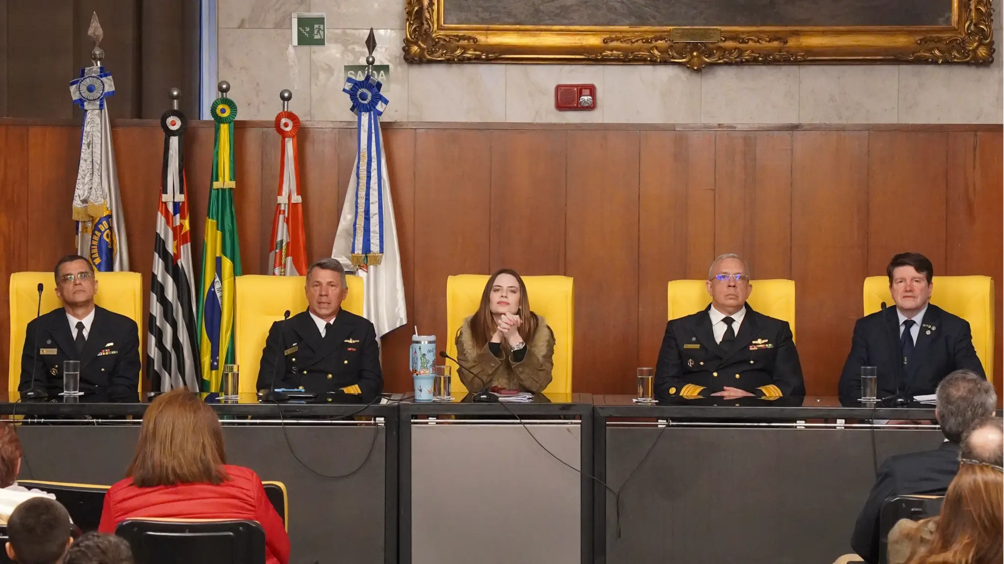 Militares ao lado de Zoe Martines em celebração