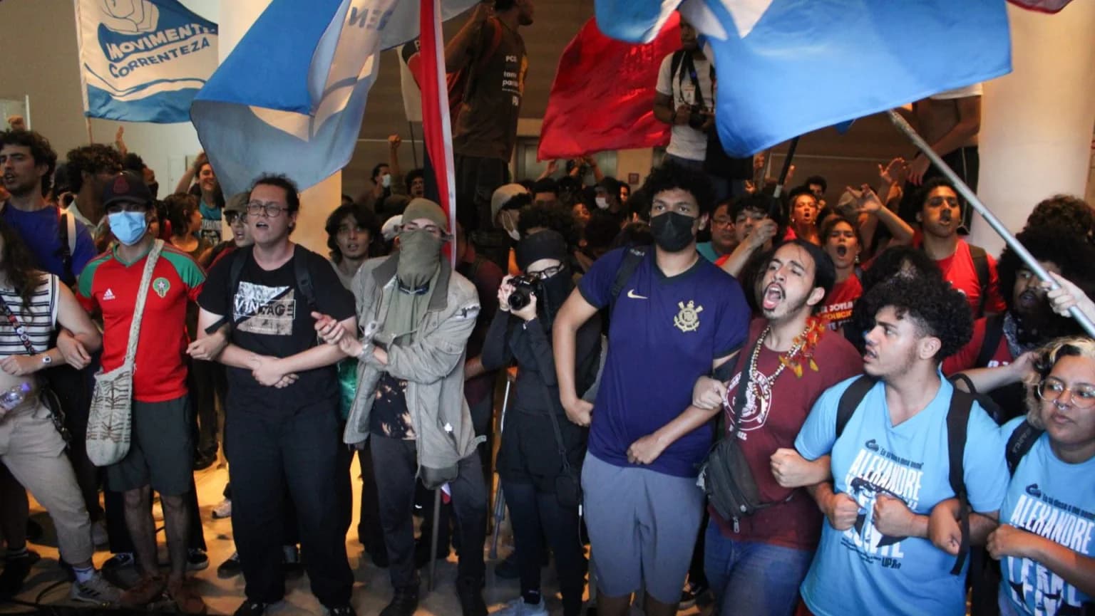 Movimento de esquerda invadem USP e vandfalizam prédio durante greve