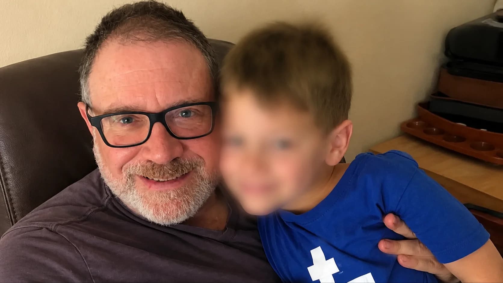 Pai e filho antes da transição e perder a guarda