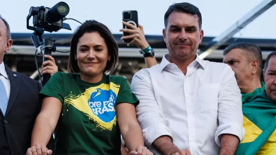 Michelle e Flávio Bolsonaro brigaram