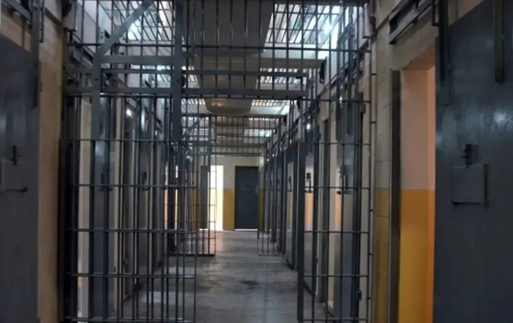 Corredor de celas de uma unidade prisional