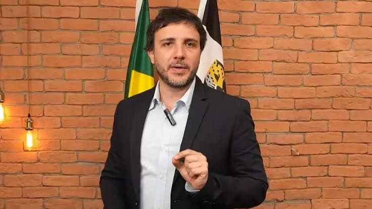 Renan Santos resgata proposta de Enéas e fala em criar uma bomba atômica