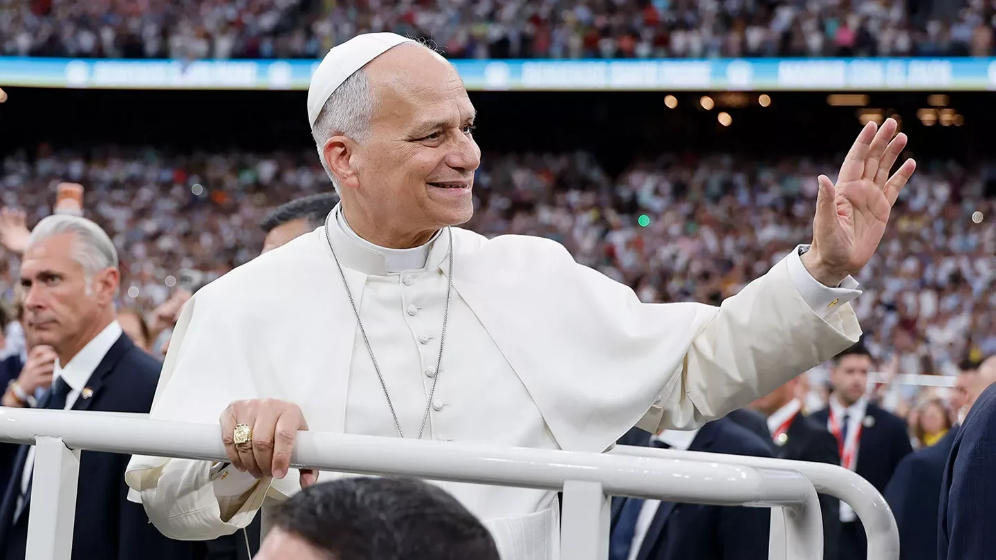 Papa leão XIV no estádio de São Barnabé