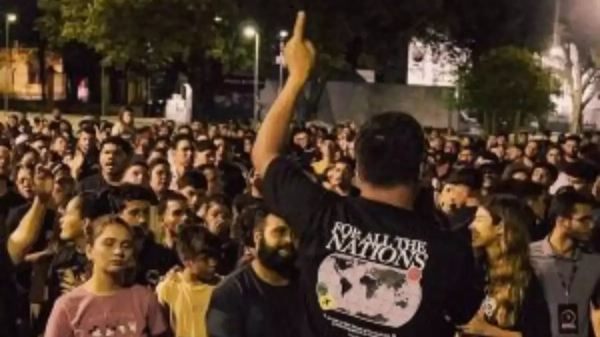Membros do movimento pregando nas universidades