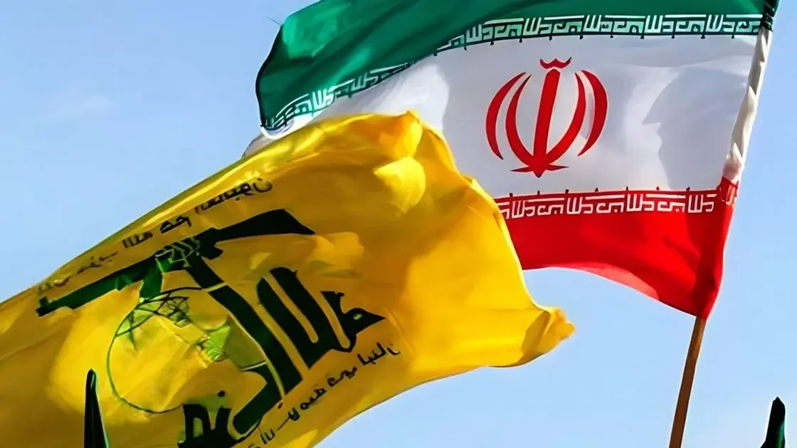 bandeira iraniana ao lado de bandeira do Hezbollah
