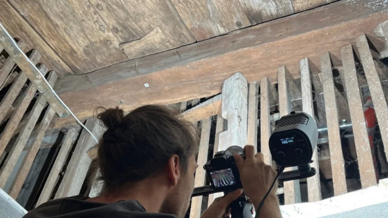 Arqueólogos no porão em que a descoberta foi feita
