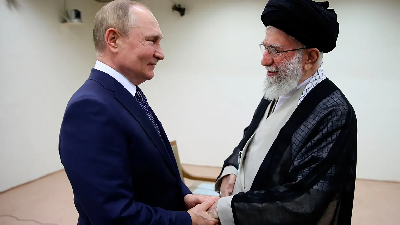Putin em Khamenei juntos, a Rússia está ajudando o Irã