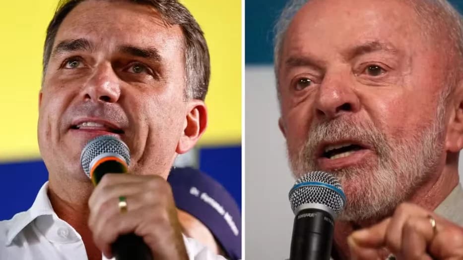Montagem com Flávio Bolsonaro e Lula discursando ao microfone