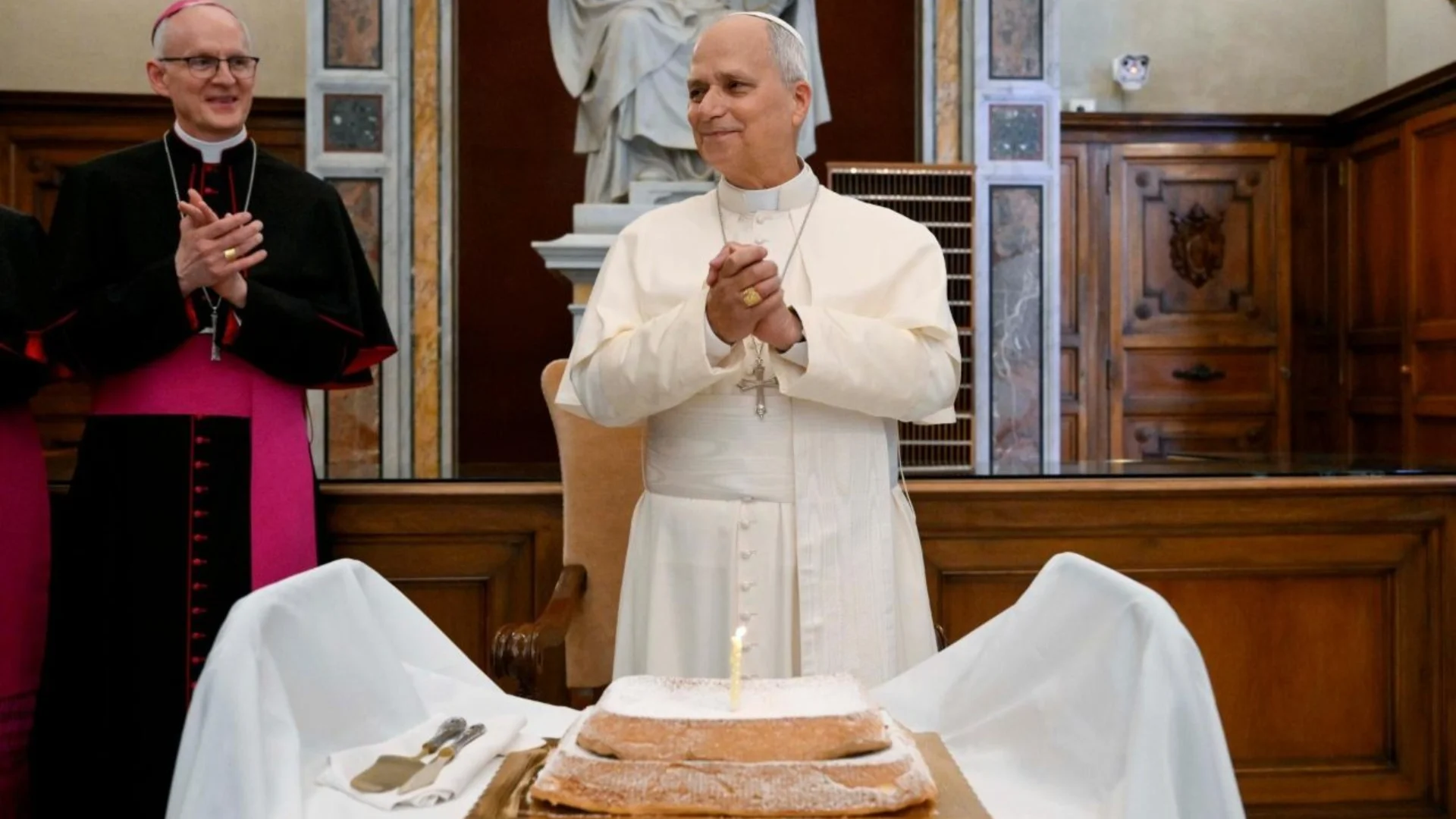 Papa Leão e o bolo ao aniversariante   (@Vatican Media)