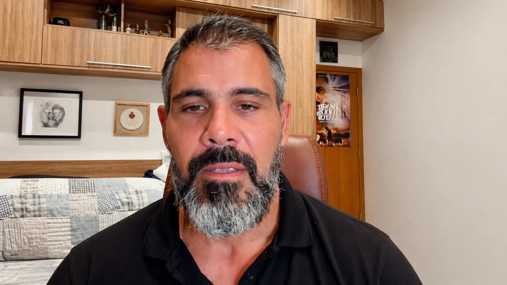 Cazaré falando sobre o vídeo de Pochat