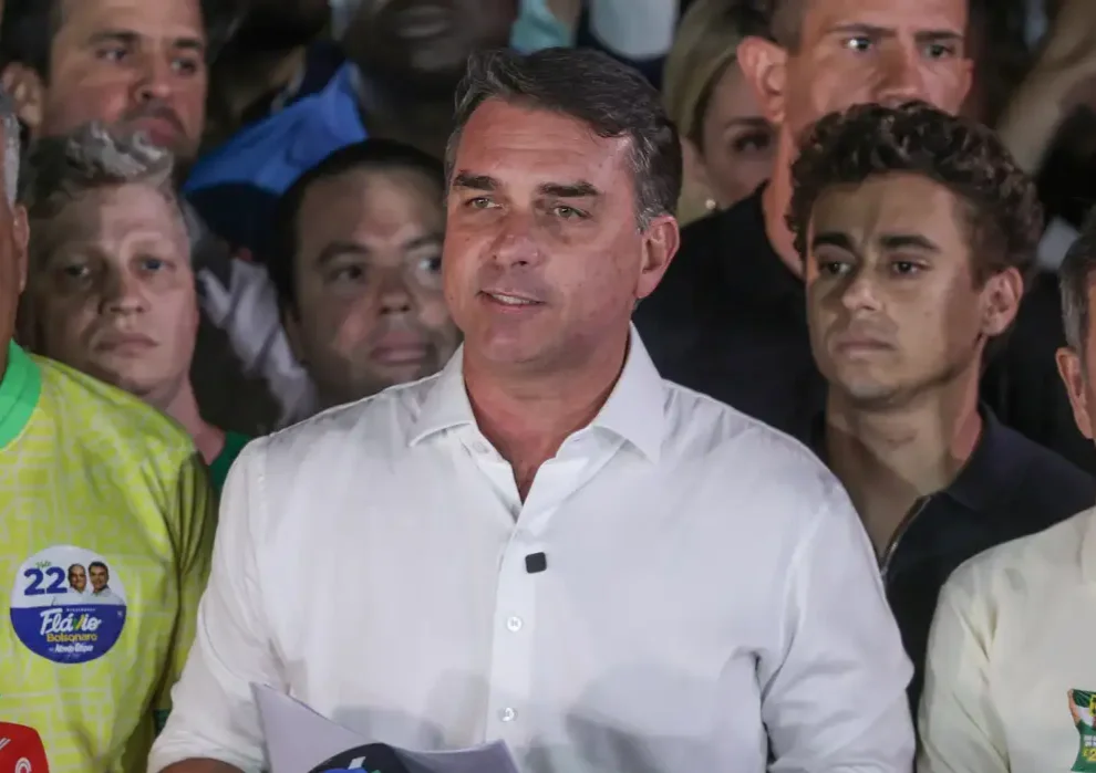Flávio Bolsonaro discursa cercado de apoiadores