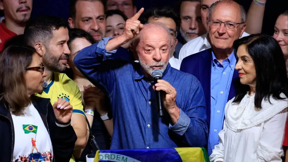Lula discursa após a reeleição, ao lado de Geraldo Alckmin