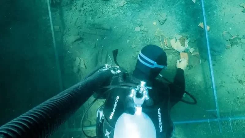 Mergulhador pesquisando registros arqueológicos da cidade
