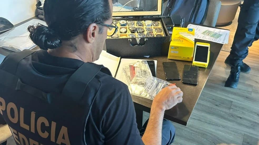 Policiais investigando na Fictor