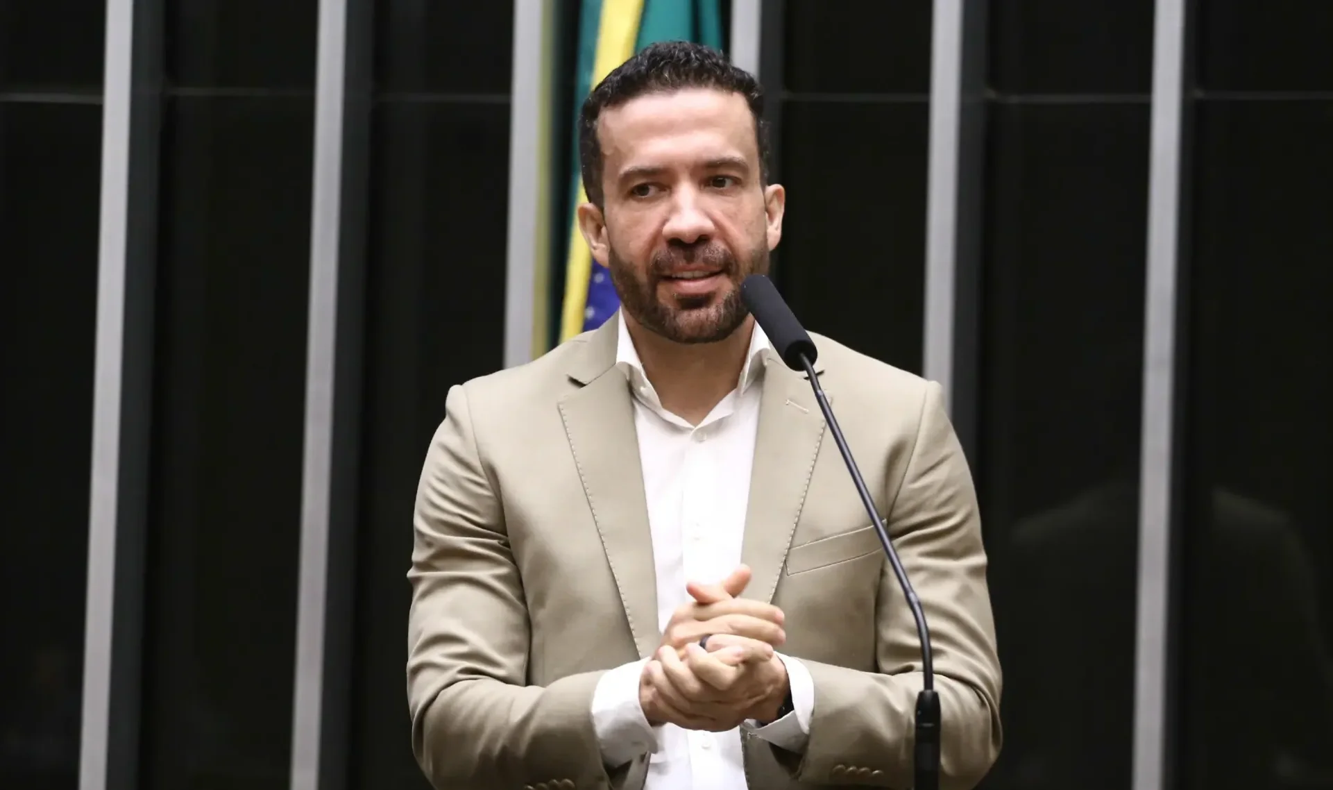 Deputado discursa no plenário da Câmara