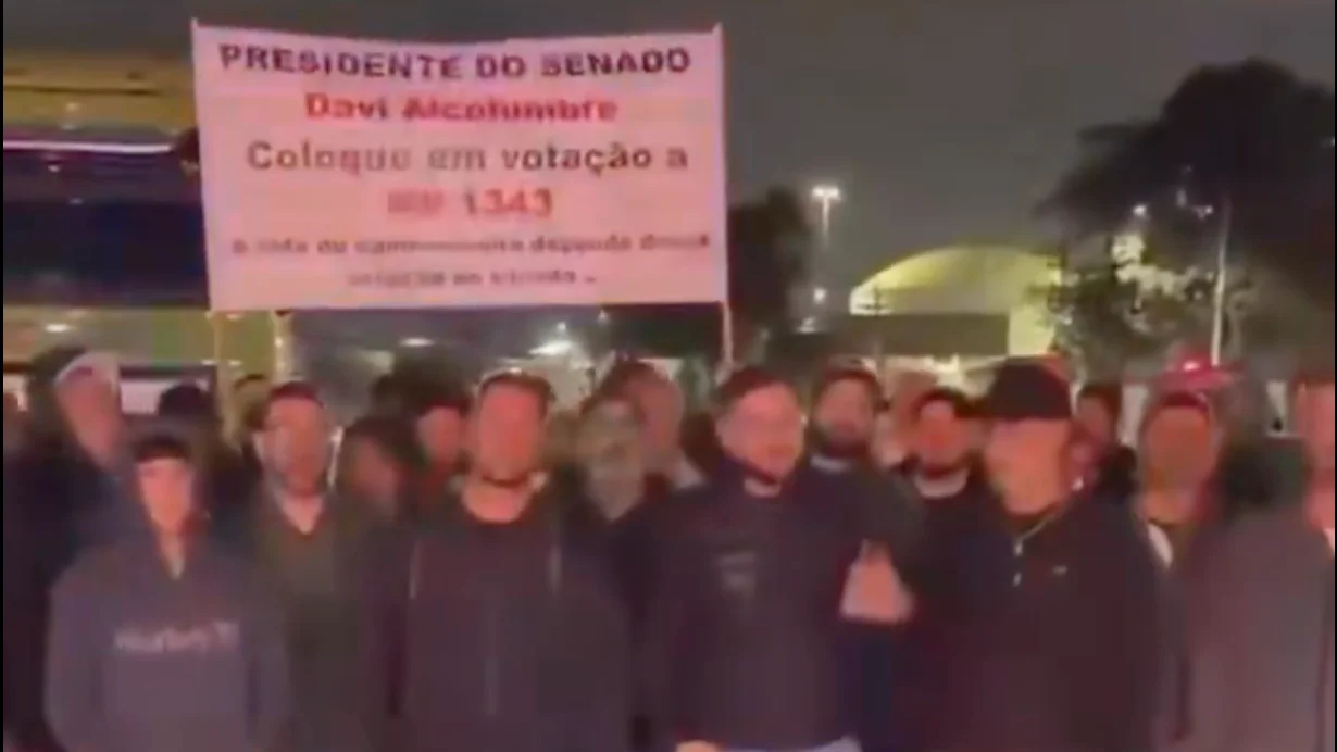 Caminhoneiros durante protesto anunciando a greve