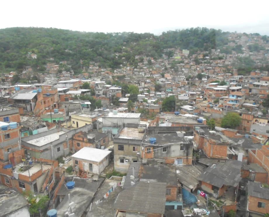 Vista aérea de casas em comunidade do Rio de Janeiro