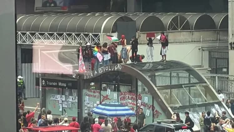 Manifestantes depredam ônibus