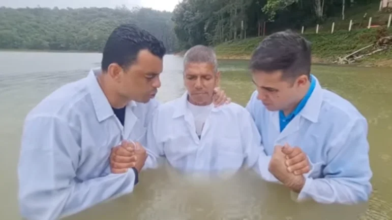 Pedrinho Matador sendo batizado