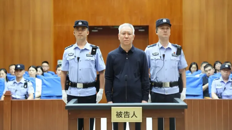 China condena um dos homens mais poderosos do país à prisão perpétua