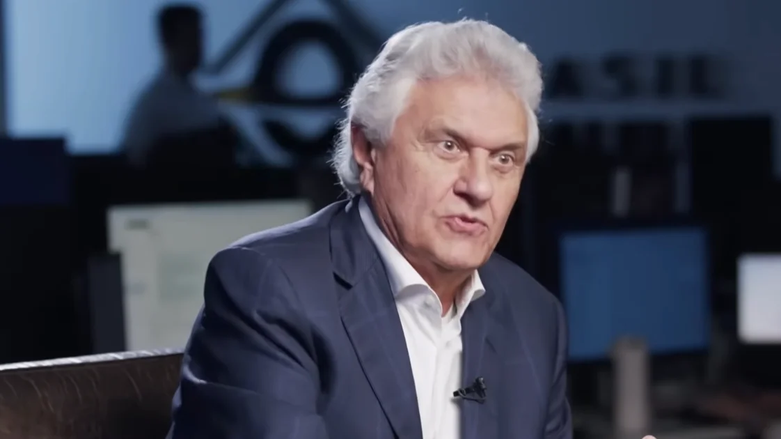Ronaldo Caiado falando durante entrevista