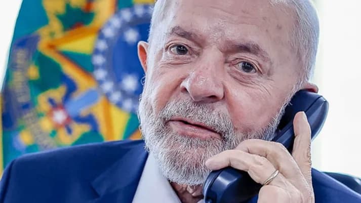 Lula ao telefone