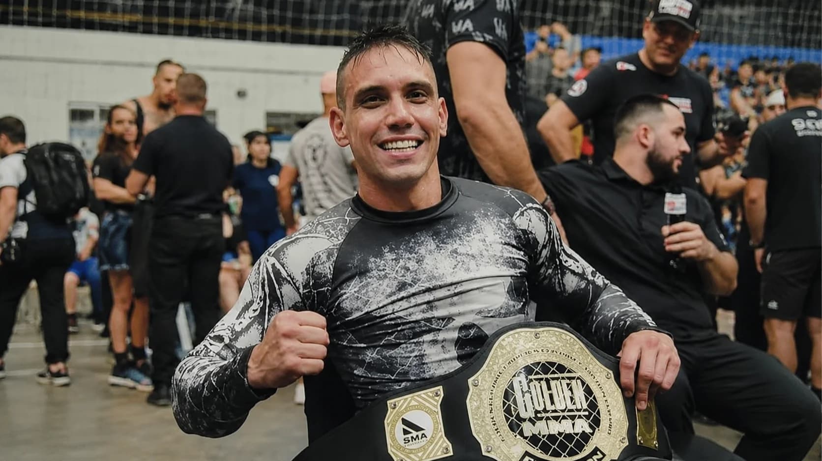Yves Carbinatti comemora título com cinturão de campeão