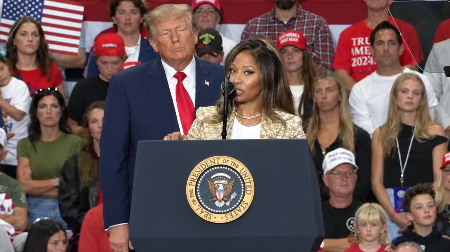 Nicki Minaj discursa ao lado de Donald Trump em comício