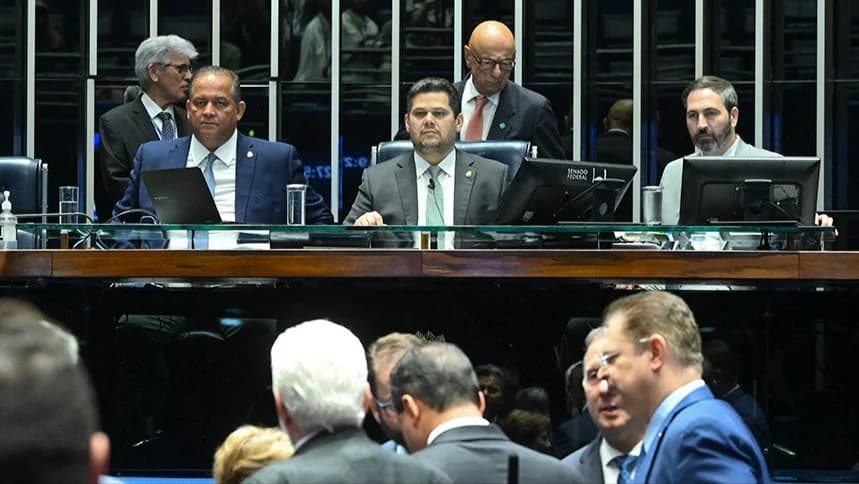 Senadores durante votação 
