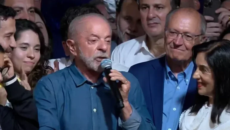 Lula discursa após a vitória no segundo turno