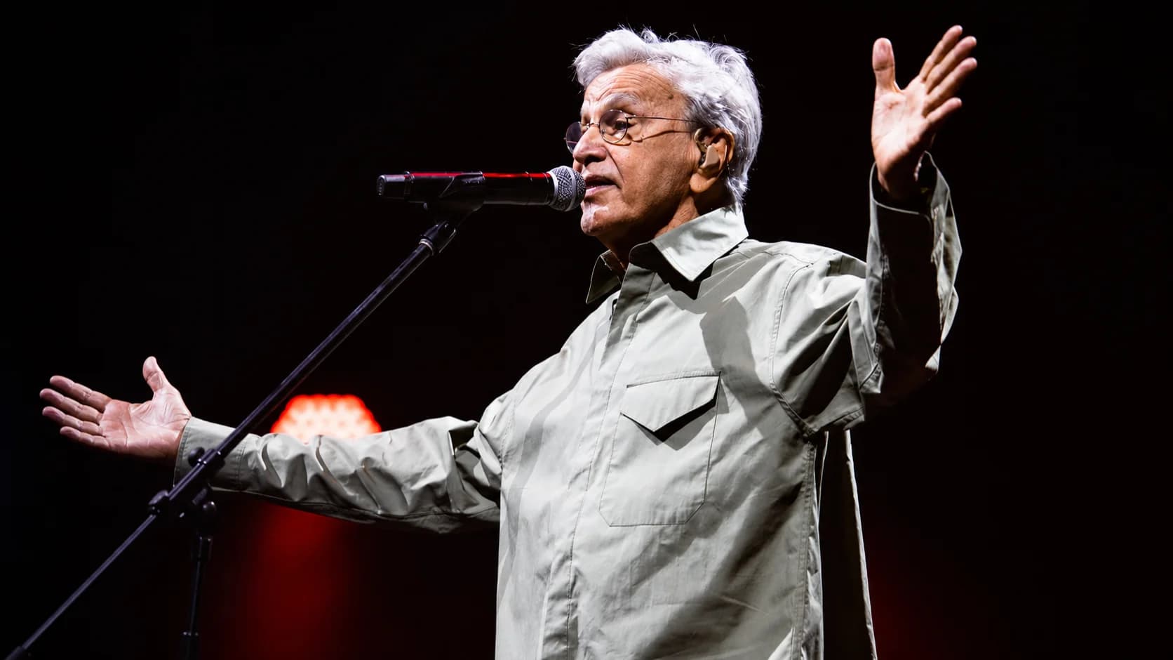 Caetano Veloso cantando