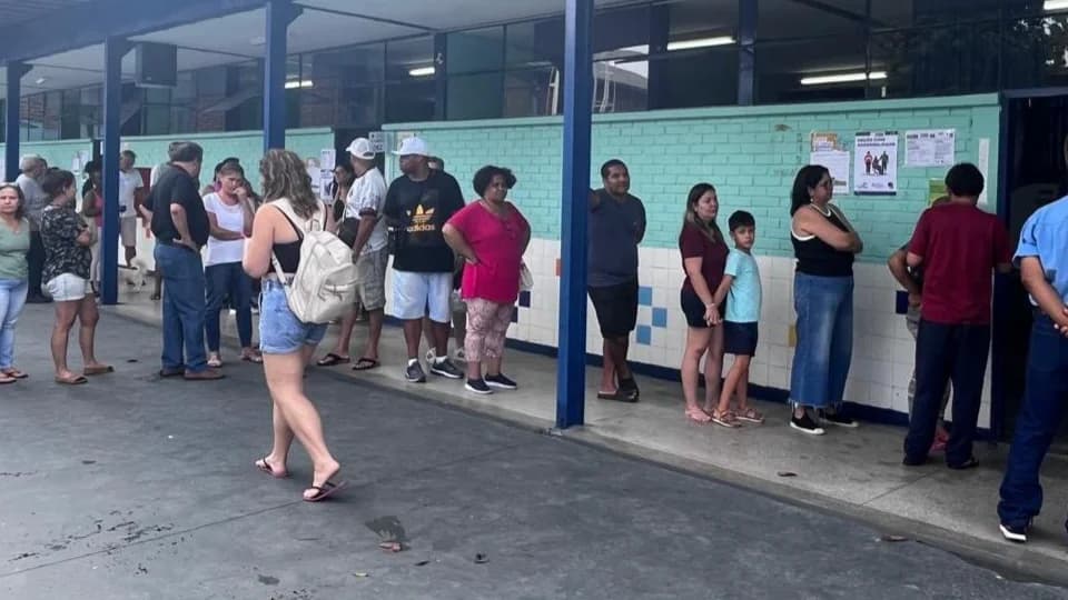 Eleitores em fila para votar em escola