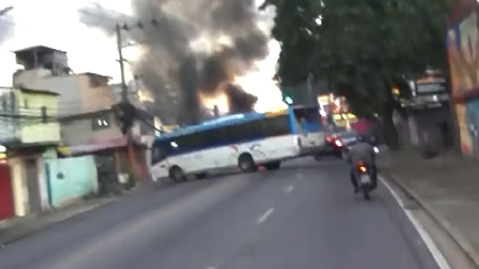 ônibus sendo usados pelo comando vermelho para barrar operação no RJ