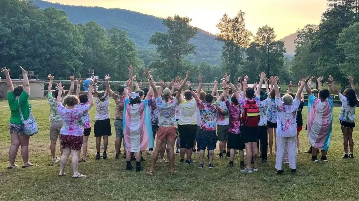 Acampamentos trans tem miradocrianças e adolescentes confusos para espalhar ideologia de g|ênero