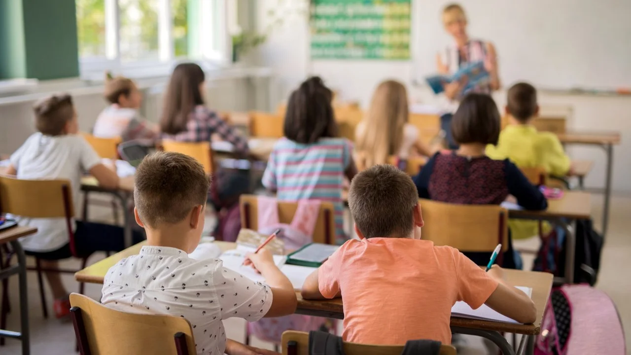 Crianças em uma sala de aula 