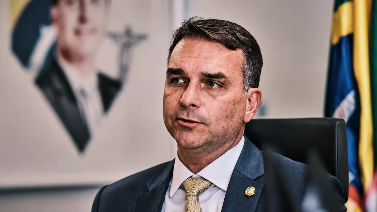 Flávio Bolsonaro é senador e pré-candidato à presidência pelo Partido Liberal (PL). 