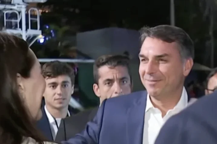 Flávio Bolsonaro cumprimenta pessoas na chegada ao debate