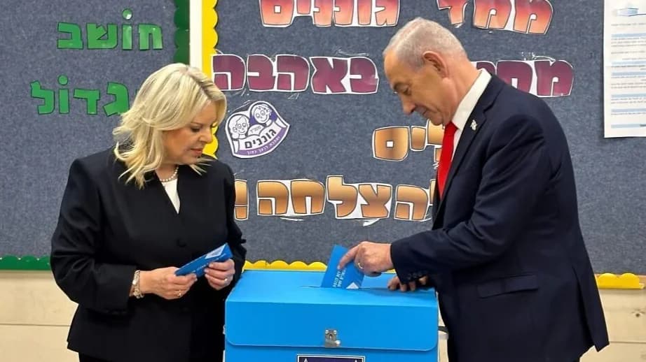 Benjamin Netanyahu deposita o voto em urna em Israel