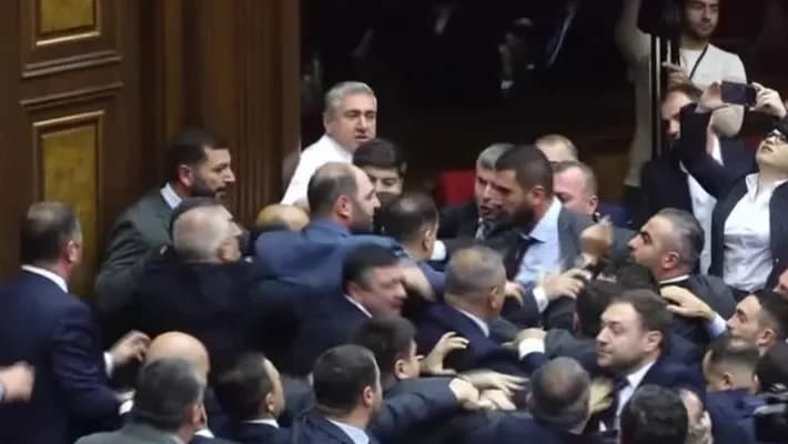 Deputados brigam no plenário do Parlamento da Armênia