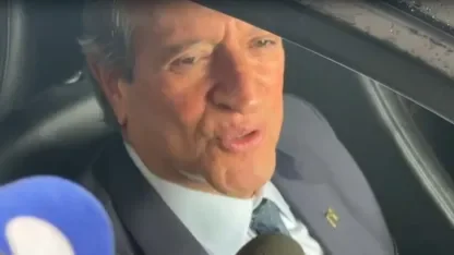 Valdemar da Costa Neto fala com jornalistas de dentro de um carro