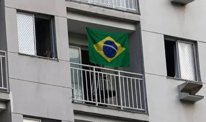 Bandeira do Brasil presa na varanda de um apartamento
